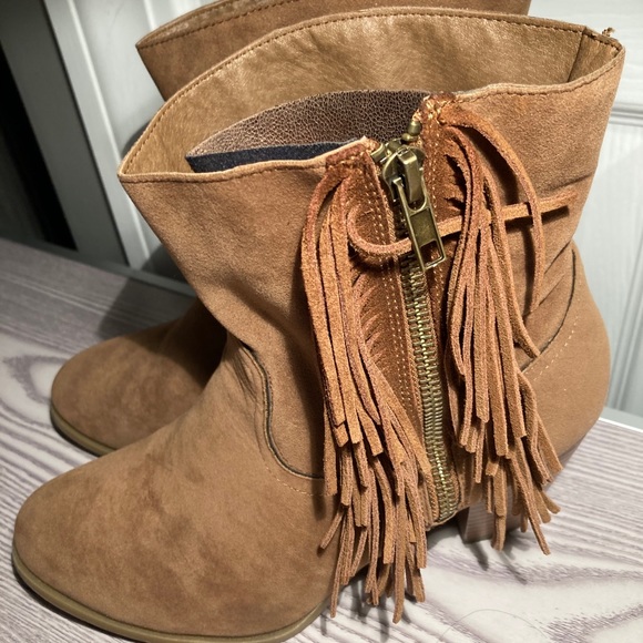 Women’s size 7 rampage tan booties with fringe - Picture 1 of 6